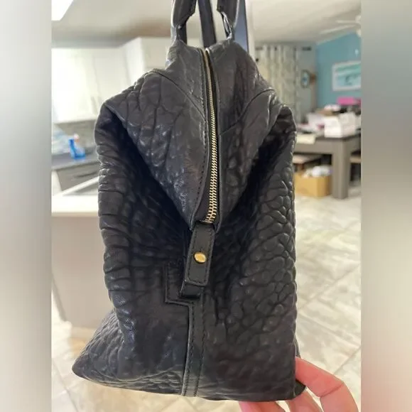 Yves Saint Laurent Black Leather Easy Bag. Lambskin leather. 9.5 out of 10. - Picture 3 of 16